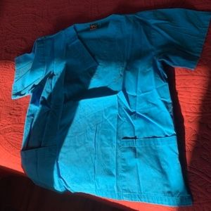 Scrub top, Large, 2 pockets in front, beautiful blue, great condition